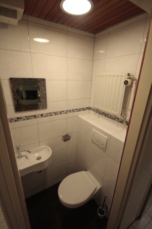 Renovatie toiletruimte van staande naar hangende toilet.